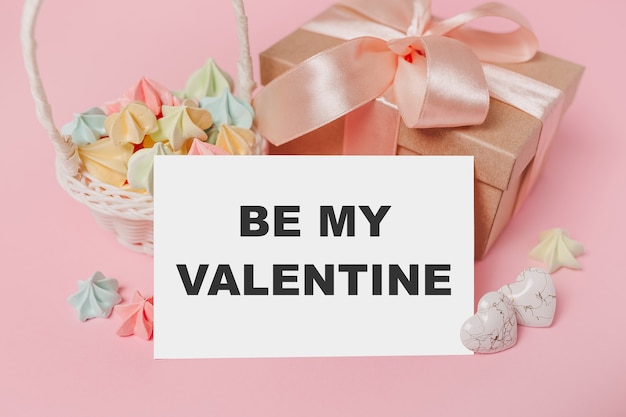 Regali con lettera nota su sfondo rosa isolato con dolci, amore e concetto di San Valentino con testo sia il mio San Valentino