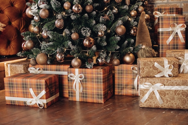 Regali di Natale avvolti sotto l'albero. Albero di Natale.