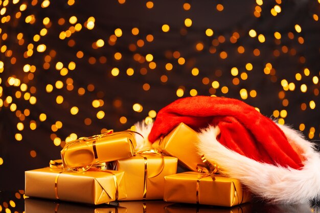 Regali di Natale avvolti sul bokeh delle luci dorate