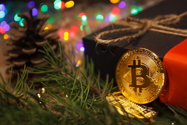 Regali di Natale bitcoin ghirlanda e rami di abete