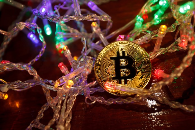 Regali di Natale bitcoin ghirlanda e rami di abete