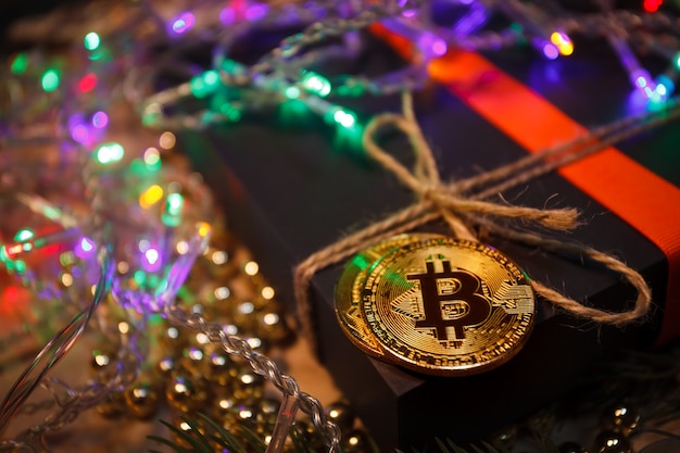 Regali di Natale bitcoin ghirlanda e rami di abete