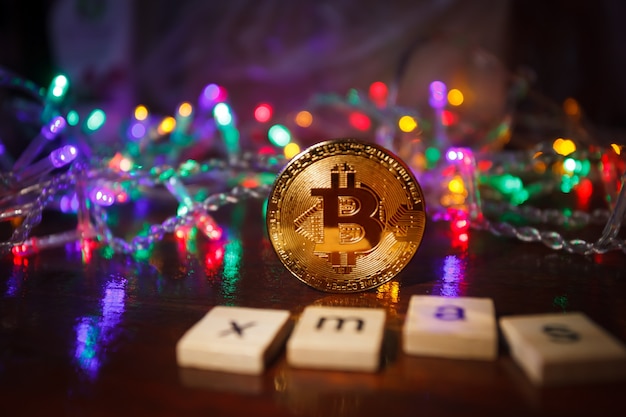 Regali di Natale bitcoin ghirlanda e rami di abete