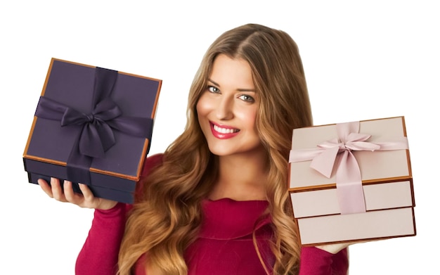 Regali di Natale di compleanno o regalo di festa donna felice che tiene scatole regalo isolate su sfondo bianco