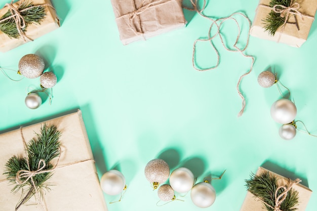 Regali di natale e bagattelle dorate su verde