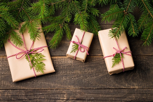 Regali di Natale e Capodanno sotto un albero. Concetto di vacanze invernali.