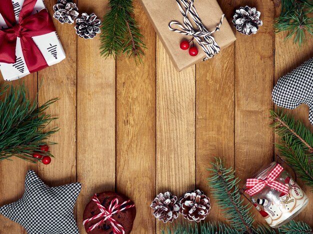 Regali di Natale e decorazioni su un tavolo di legno