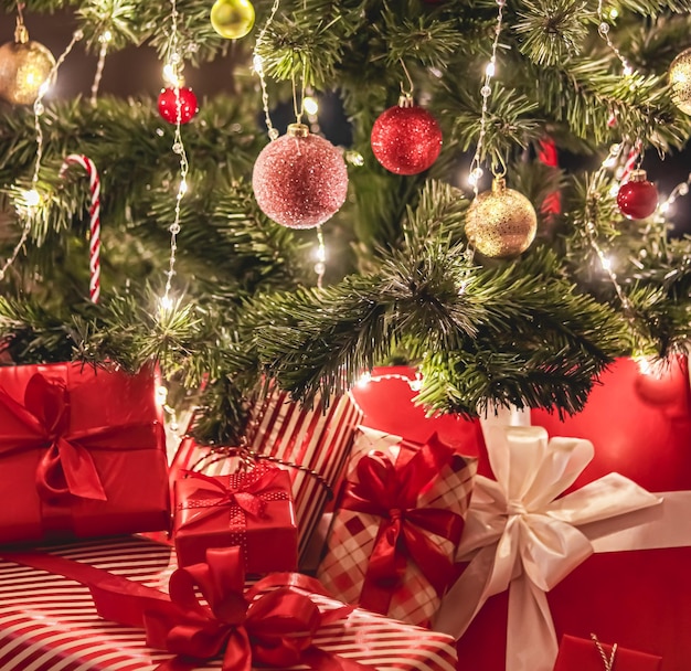 Regali di Natale e festività festive presentano classiche scatole regalo di Natale sotto l'albero di Natale decorato buone feste e celebrazione del Santo Stefano
