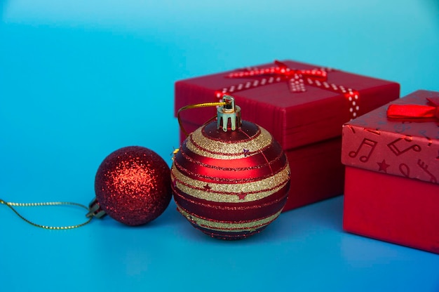 Regali di Natale e palline su sfondo azzurro Copia spazio e concetto di celebrazione del Natale