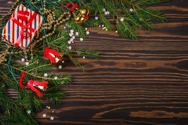 Regali di Natale e rami dell'albero di Natale