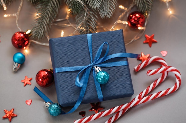 Regali di Natale per gli uomini Confezione regalo blu scuro caramelle su sfondo natalizio Regalo del tempo presente per lui Mock up