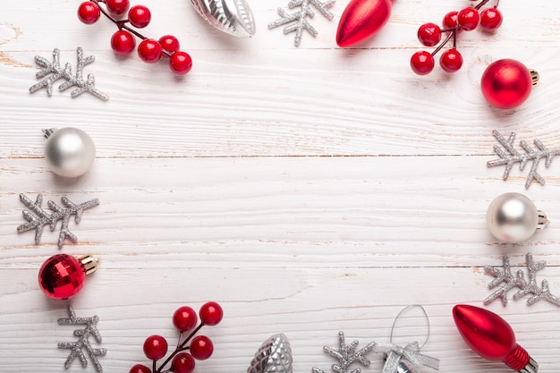 Regali di Natale rosso argento su legno bianco