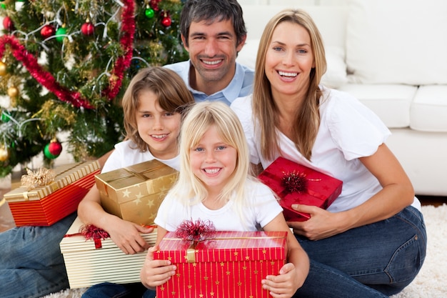 Regali di Natale sorridenti della tenuta della famiglia