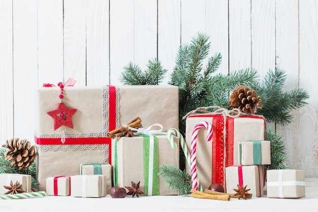 Regali di Natale su fondo di legno bianco