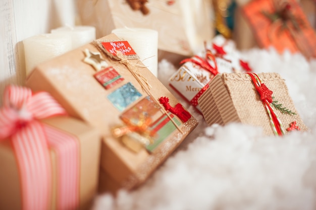 Regali di natale vicino all'albero