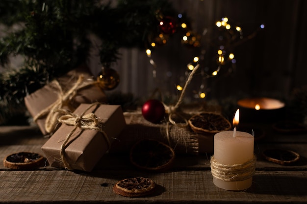 Regali e ornamenti di Natale illuminati a lume di candela