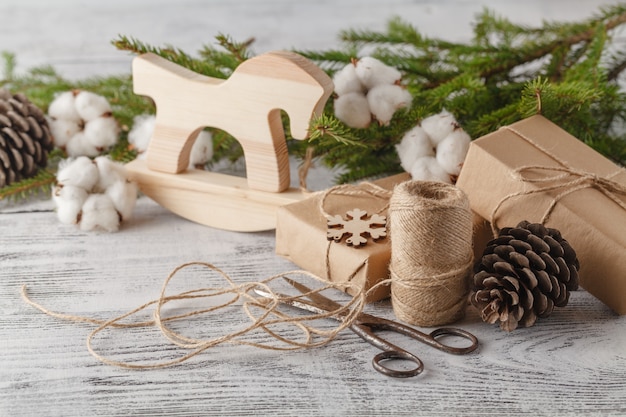 Regali fatti a mano di Natale o Capodanno sulla tavola di legno.