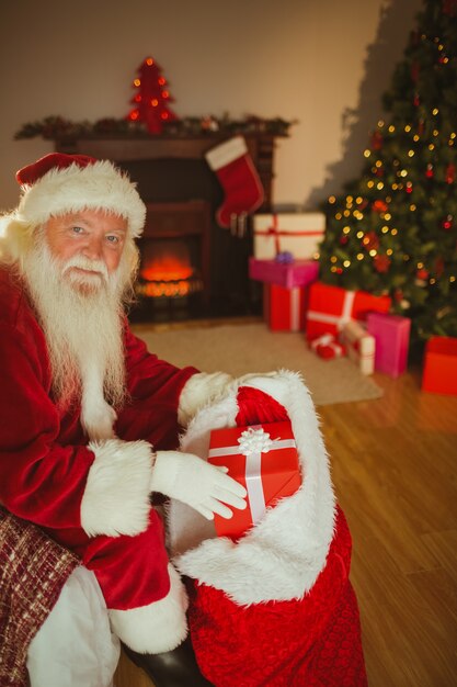 Regali sorridenti della calza di natale del padre