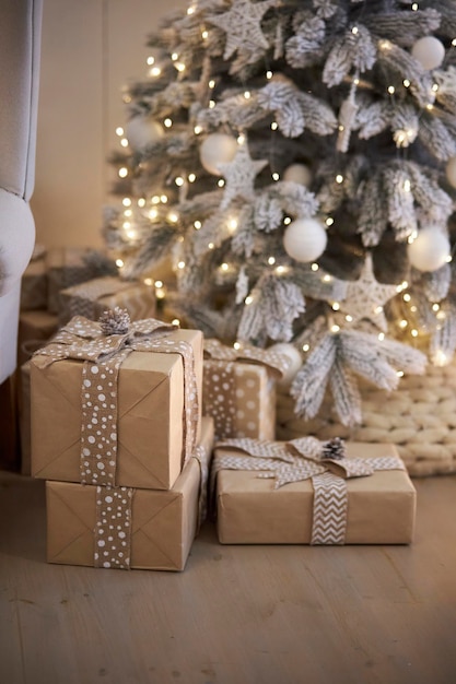 Regali sotto l'albero di Natale Albero con decorazioni