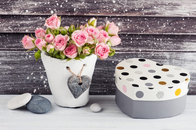 Regalo a forma di cuore, rose rosa in vaso di cemento