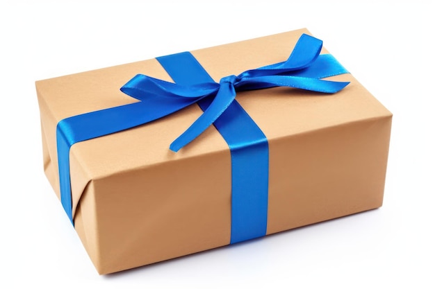 Regalo avvolto in carta marrone con etichetta blu su sfondo bianco