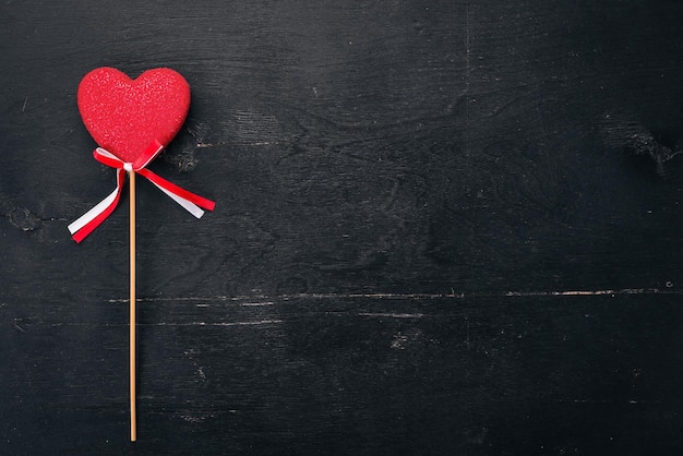 Regalo, cuore. San Valentino. Su uno sfondo di legno. Vista dall'alto. Spazio libero per il tuo testo.