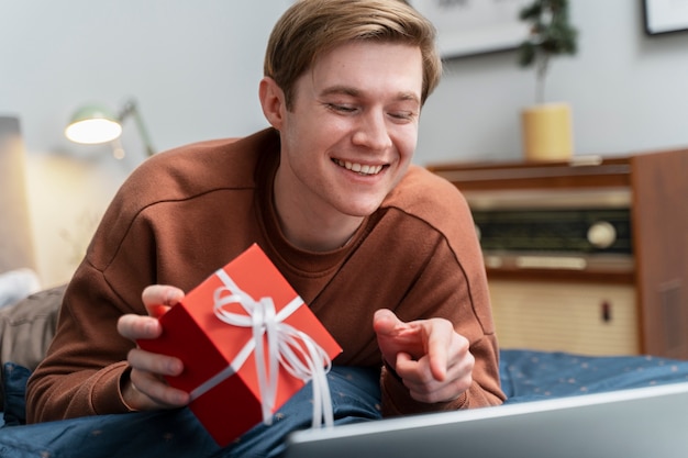 Regalo della holding dell'uomo di smiley del colpo medio