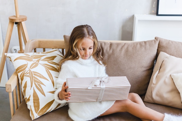 Regalo della holding della ragazza, interiore è decorato per natale