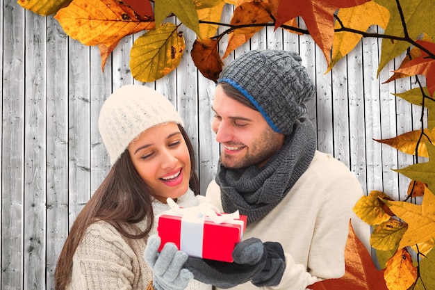 Regalo della tenuta delle coppie di inverno contro le plance di legno grigi generate digitalmente