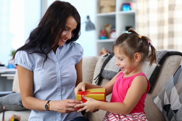 Regalo di apertura bambino felice