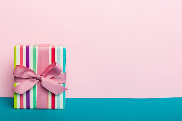 Regalo di carta per le vacanze con fiocco rosa legato vista dall'alto con spazio per la copia Sfondo vacanza piatto per compleanno Regalo di Natale o di compleanno Concetto di confezione regalo di Natale con spazio per la copia