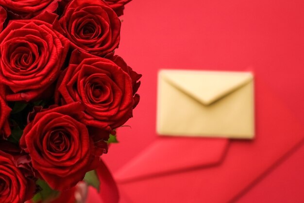 Regalo di festa fiori flatlay e concetto di relazione felice lettera d'amore e servizio di consegna fiori...