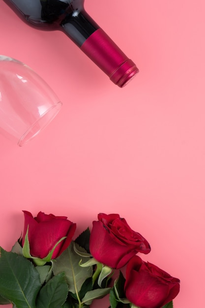 Regalo di incontri di San Valentino con vino e concetto di rosa sul concetto di design di superficie rosa