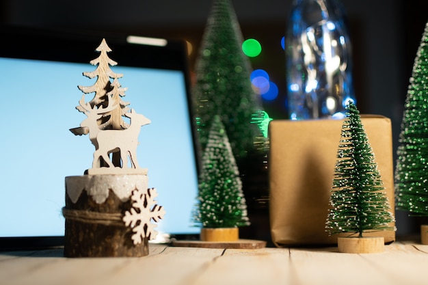 Regalo di Natale accanto a piccoli alberi di Natale