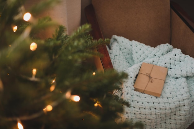 Regalo di Natale avvolto in carta artigianale sotto un albero Carta di Capodanno