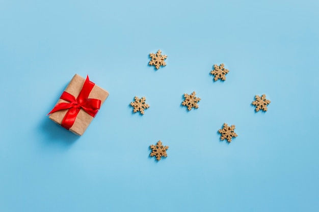 Regalo di Natale con fiocco rosso e stelle dorate