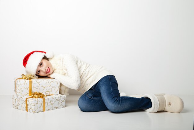 Regalo di natale della stretta della donna su fondo bianco