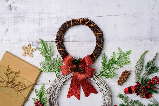 Regalo di Natale e decorazione su sfondo bianco. Celebrazione di Natale e Capodanno per la festa in vacanza.