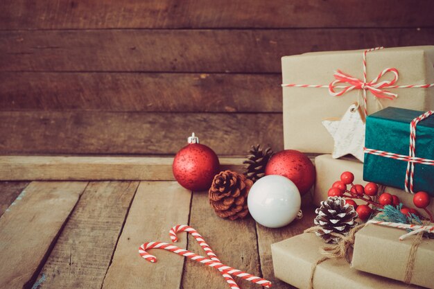 Regalo di Natale fatto a mano con etichetta per le festività di Natale e Capodanno. Scatole regalo artigianali rustici. tonalità di colore vintage.