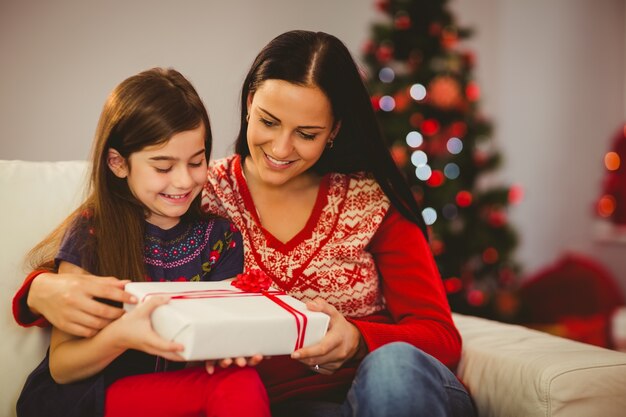 Regalo di Natale festivo della tenuta della figlia e della madre