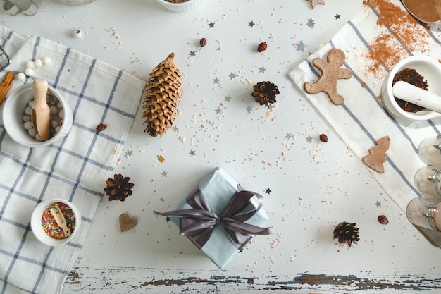 Regalo di Natale in scatola blu sulla tavola di legno bianca