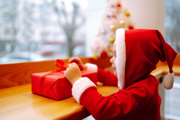 Regalo di Natale nelle mani di un bambino. Anno nuovo concetto.