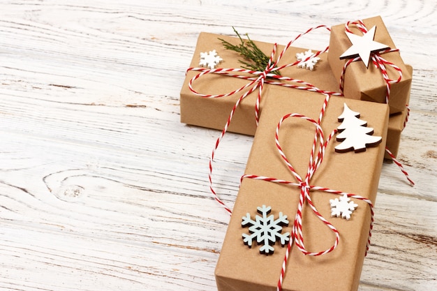 Regalo di Natale o Capodanno di abete ramo, stella e fiocco di neve decorazione su un bianco in legno