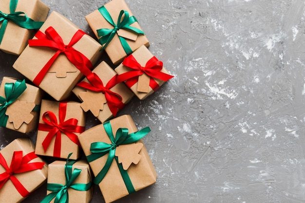 regalo di Natale o di altre festività avvolto a mano in carta con nastro colorato Decorazione della scatola regalo sul tavolo colorato con spazio per la copia