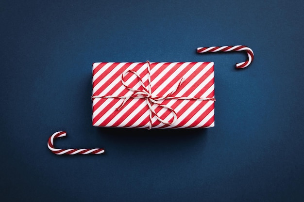 Regalo di Natale su sfondo di colore piatto in stile minimal
