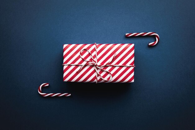 Regalo di Natale su sfondo di colore piatto in stile minimal