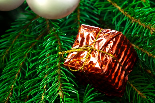 Regalo di Natale sullo sfondo del primo piano dell'albero di Natale