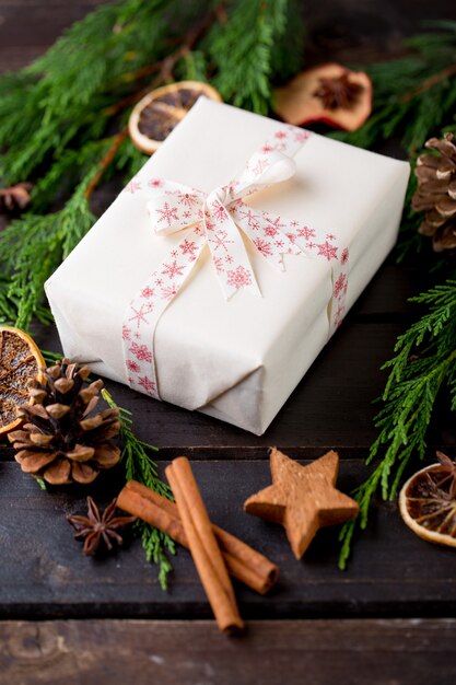 Regalo di Natale sullo sfondo in legno antico.