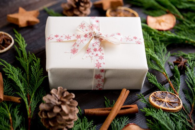 Regalo di Natale sullo sfondo in legno antico.