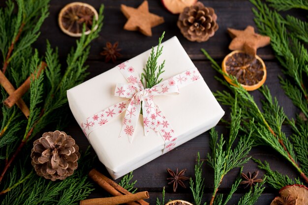 Regalo di Natale sullo sfondo in legno antico.
